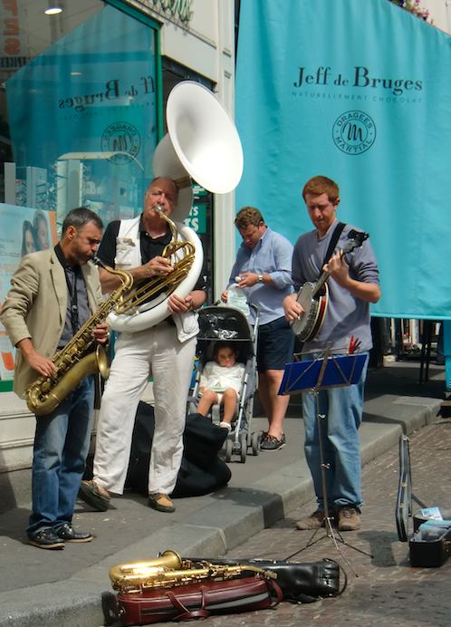 Street performers on rue Mouffetard. Photo: L. Franke