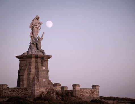 Pointe de Raz marker near Benodet. Photo by .bastien