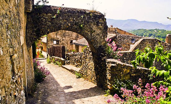 Mirmande arched walk at village top