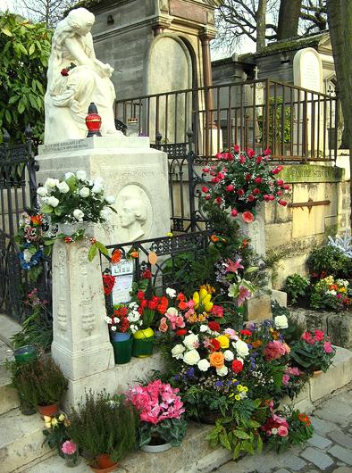 Chopin's grave, ever with flowers. Photo: Olivier Bruchez