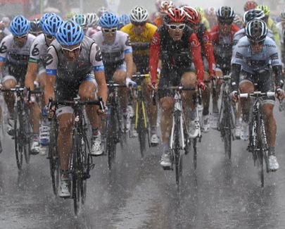 TDF riders in rain. Photo credit: PA Photos-ESPN