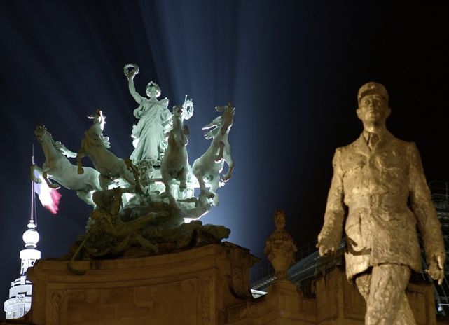 Photo of De Gaulle statue at night by © Guillaume Buffet  
