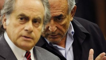DSK in court with lawyer photo: ©Sébastian-SEIBT-France24 News