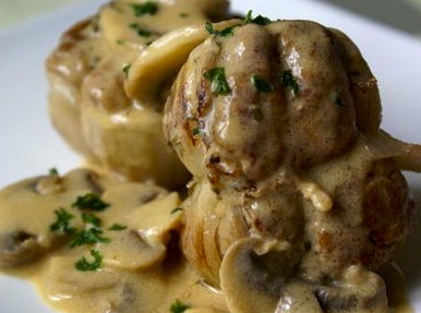 Paupiettes de veau (veal rounds in mushroom cream sauce)