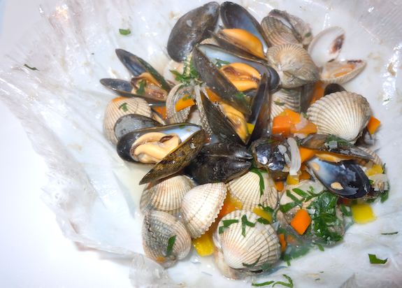 Bistro des Gastronomes, Papilotte de coques et moules en marinière. Photo: M. Kemp