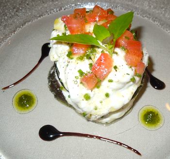 Sauvage: millefeuille de légumes aux burrata et basilic. Photo: M. Kemp