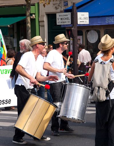 Drummers at a festive strike demonstration. Photo: airelle-info