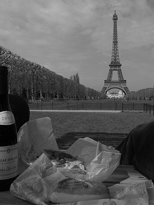 Picnic in front of the Eiffel Tower. Photo credit: Flickr Creative Commons/athomson