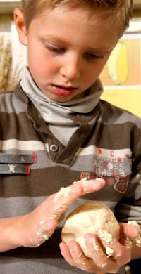 Breadmaking workshop for children. Ferme de Gally publicity photo