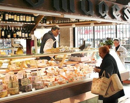 Cheesemonger at Marche Beauvau. Photo credit: L'Internaute-Agathe Azzis.