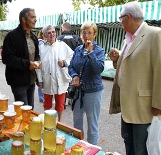 Sampling market honey. Photo: Republicaine-Lorraine