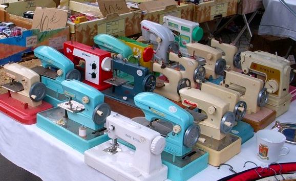 Vanves vintage sewing machines. Photo: sewingbytheseatofmypants