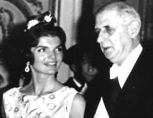 Jacqueline Kennedy & Pres. de Gaulle, 1961, Versailles. Photo: UPI