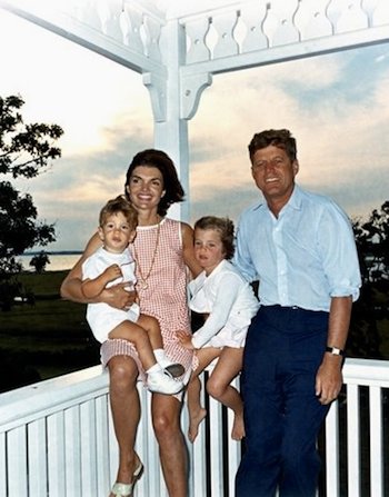 Kennedy family portrait, 1962. Photo: Cecil Stoughton, public domain.